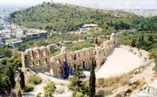 Le théâtre d’Hérode Atticus de l’époque romaine, vu de l’Acropole, à droite du théâtre de Dionysos. -Photo P.L