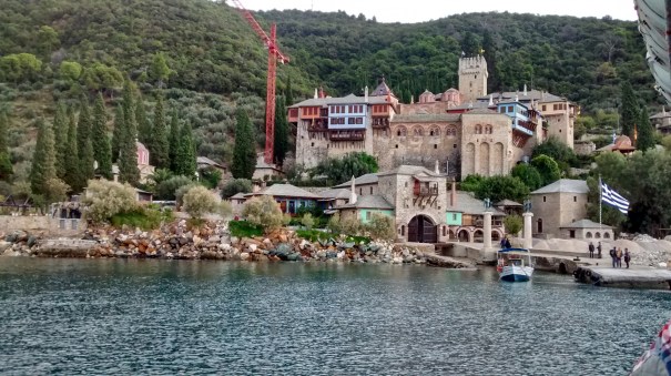  Le monastère de Dokhiariou (Ιερά Μονή ∆οχειαρίου), à l'ouest de la péninsule de l'Athos. Dédié aux archanges Michel et Gabriel.